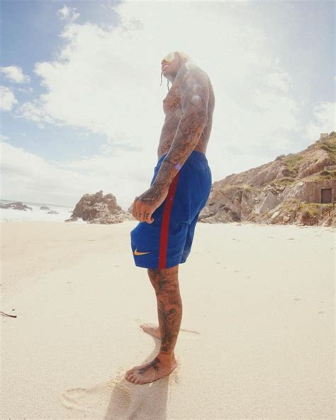 tyga desnudo|Rapper Tyga posa foto pelado em dia de praia